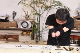 43岁无手画家考上博士，给高考生送上硬核寄语